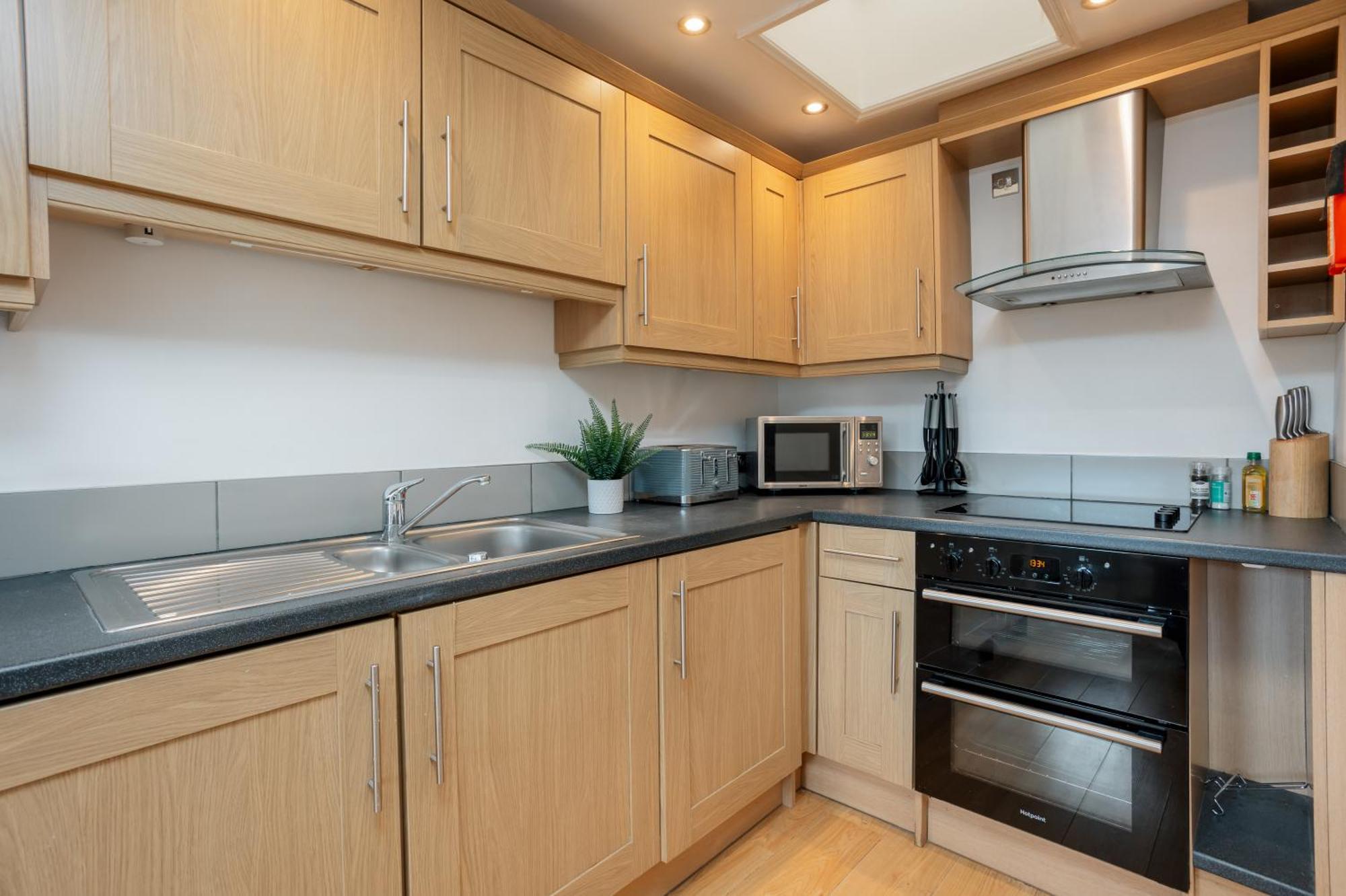 Starhost Residences - Central 3 Bed Apartment At Regents Court, Newbury Newbury  Ngoại thất bức ảnh