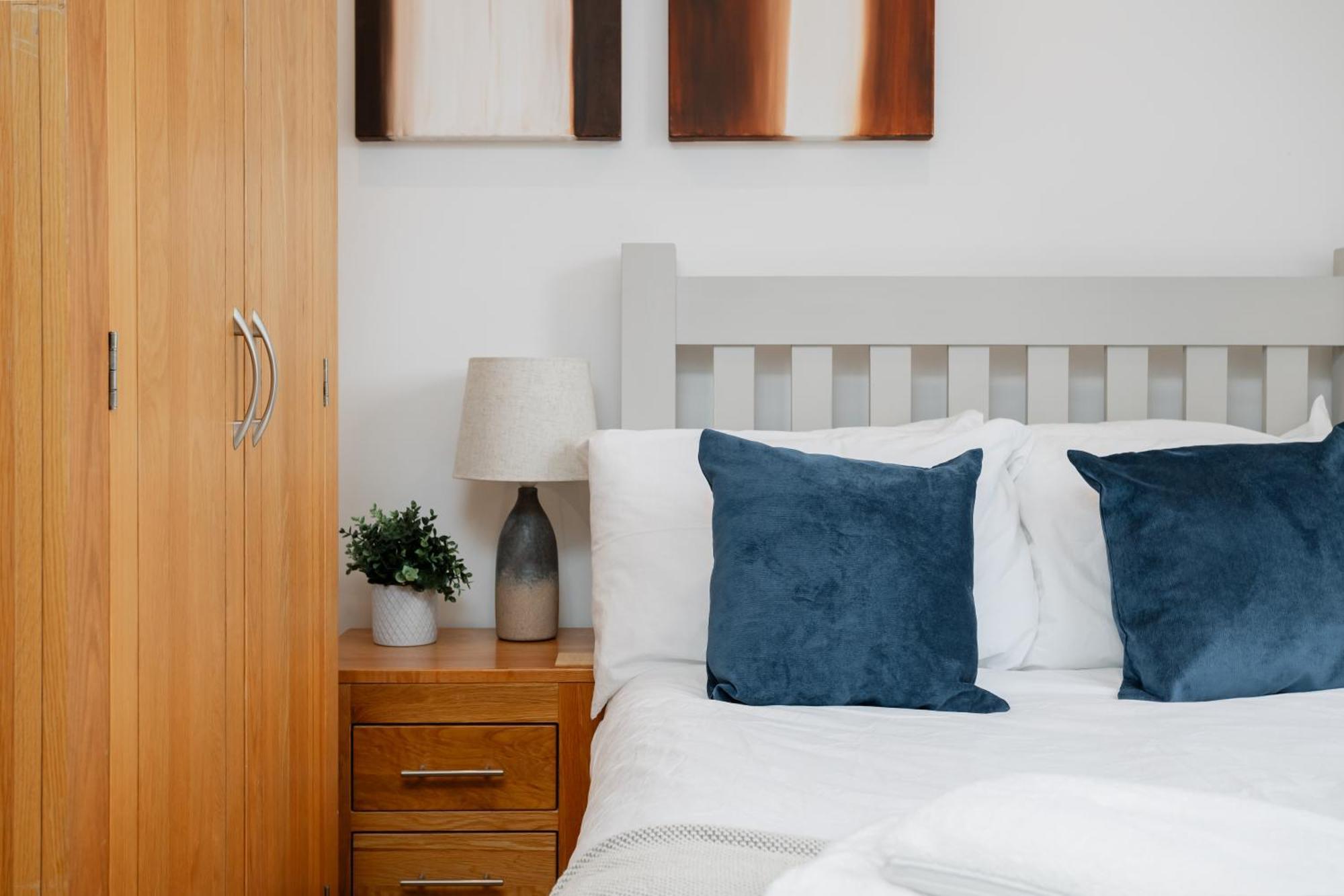 Starhost Residences - Central 3 Bed Apartment At Regents Court, Newbury Newbury  Ngoại thất bức ảnh