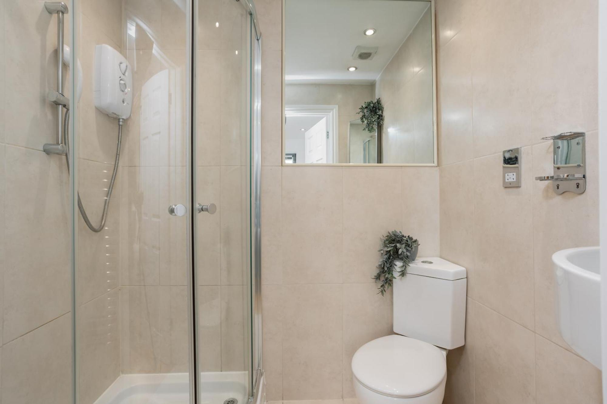 Starhost Residences - Central 3 Bed Apartment At Regents Court, Newbury Newbury  Ngoại thất bức ảnh