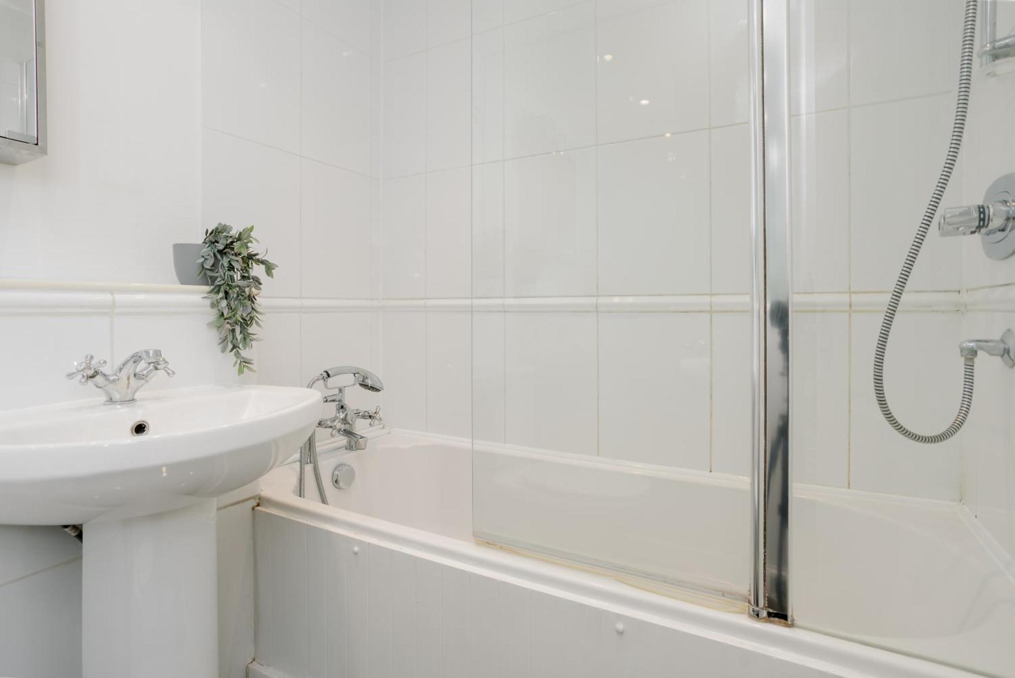 Starhost Residences - Central 3 Bed Apartment At Regents Court, Newbury Newbury  Ngoại thất bức ảnh