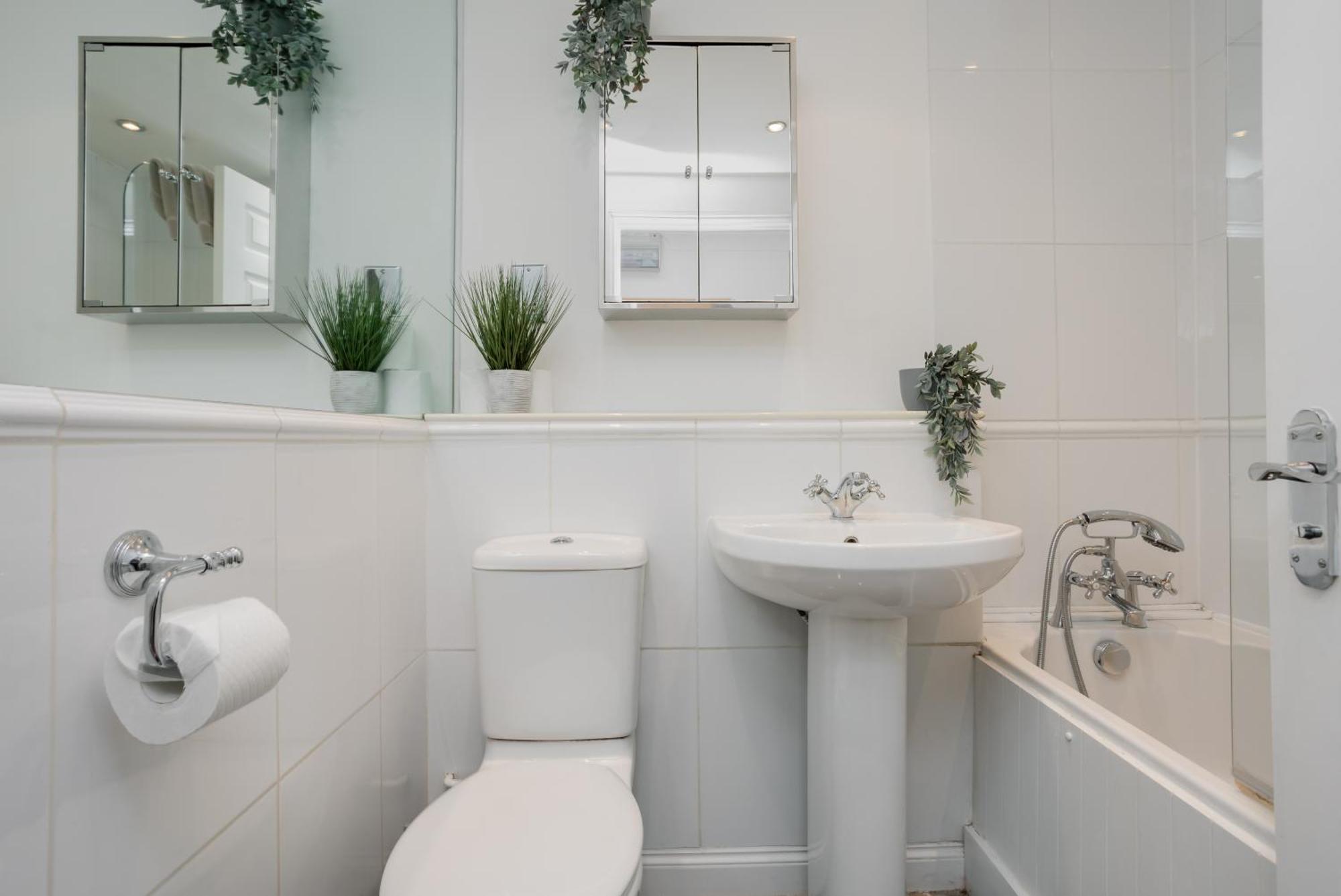 Starhost Residences - Central 3 Bed Apartment At Regents Court, Newbury Newbury  Ngoại thất bức ảnh